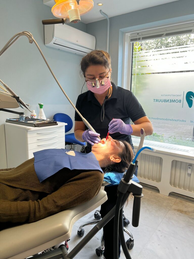 tandarts-behandeld-patient-denhaag